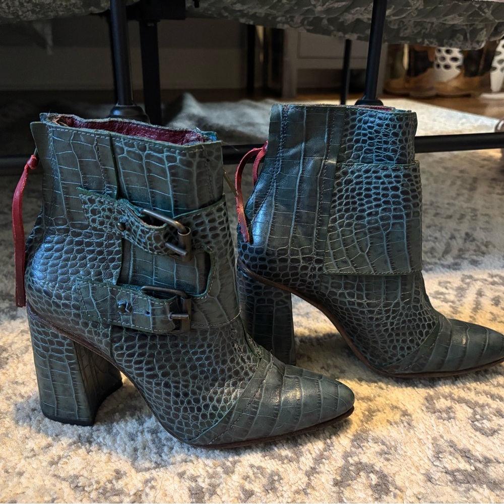 Stylish Crocodile Pattern Ankle Boots